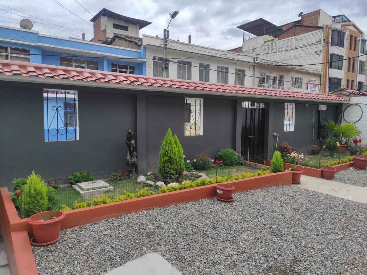 Hostal Los Lirios Loja Bagian luar foto