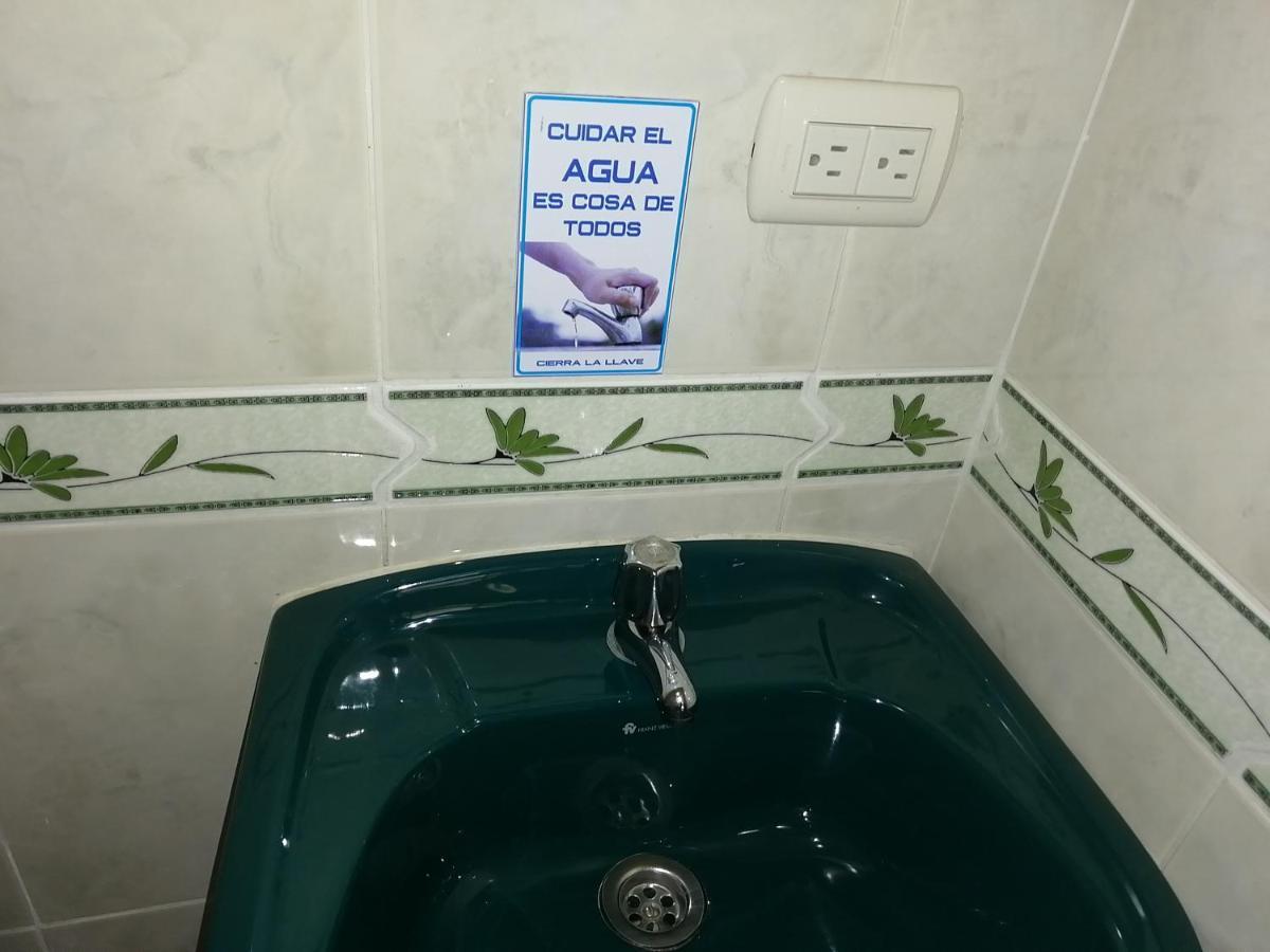 Hostal Los Lirios Loja Bagian luar foto