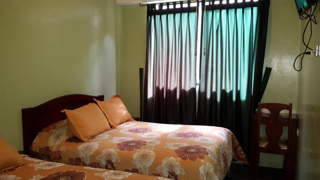 Hostal Los Lirios Loja Bagian luar foto