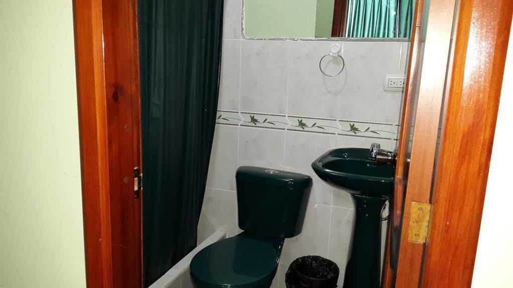 Hostal Los Lirios Loja Bagian luar foto