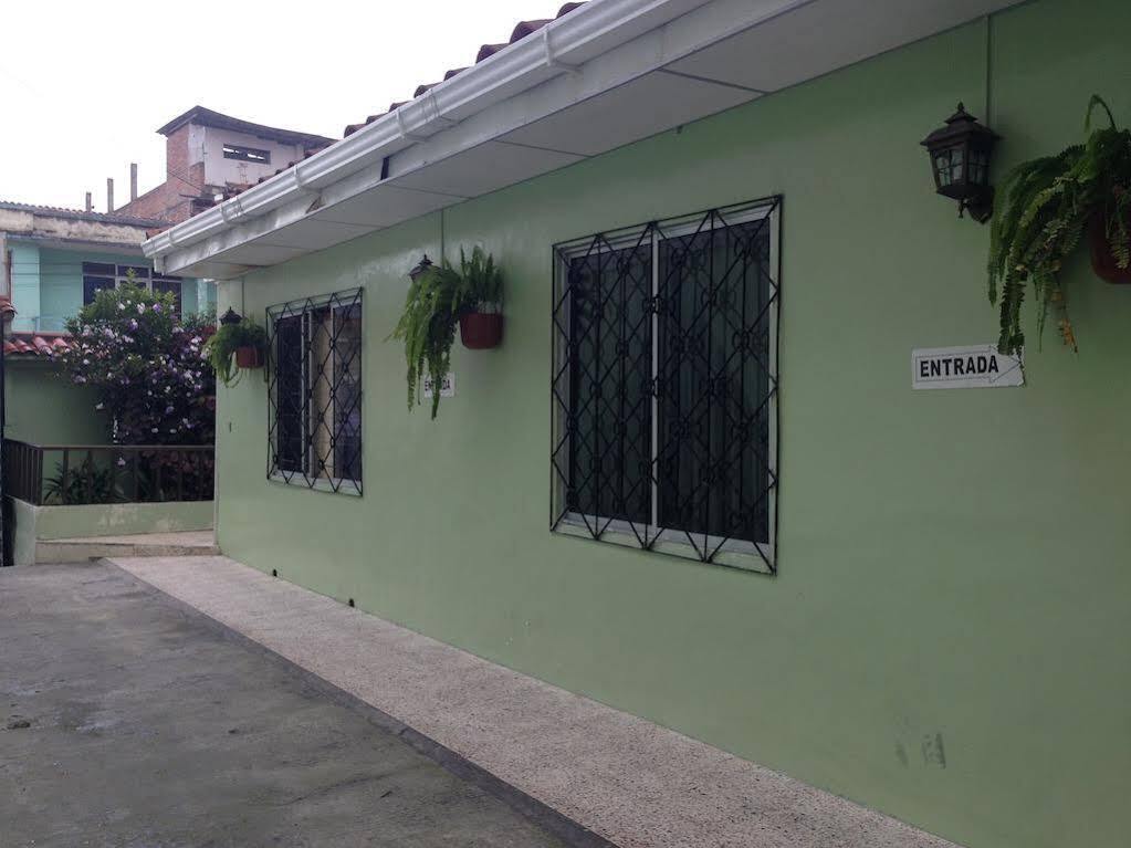 Hostal Los Lirios Loja Bagian luar foto