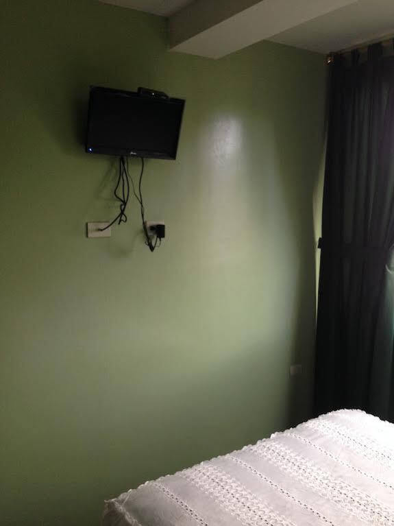 Hostal Los Lirios Loja Bagian luar foto